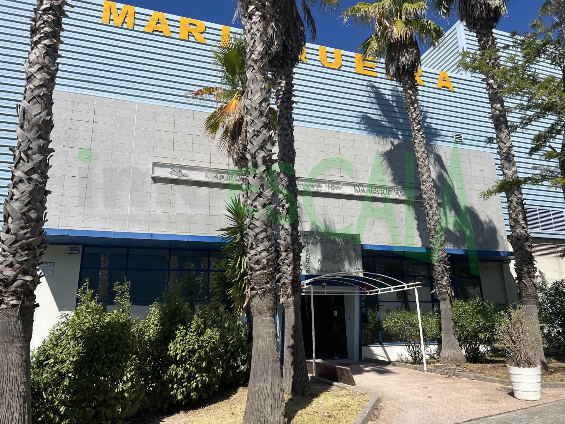 Armazém de 800 m² com estacionamento e excelente localização em Vialonga