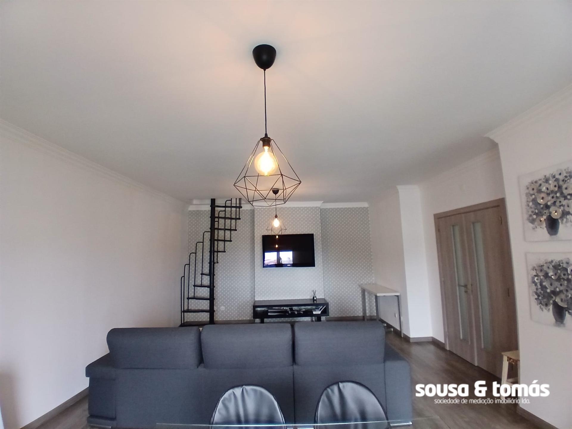 Apartamento T2 DUPLEX Arrendamento em Marrazes e Barosa,Leiria
