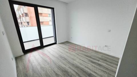 Apartamento T2 novo em Ferreiros C/ Fiador