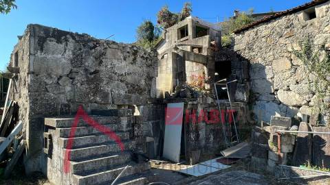 Moradia em Pedra para Restauro em Póvoa de Lanhoso, Braga