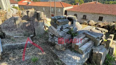 Moradia em Pedra para Restauro em Póvoa de Lanhoso, Braga