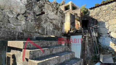Moradia em Pedra para Restauro em Póvoa de Lanhoso, Braga
