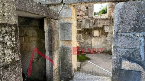 Moradia em Pedra para Restauro em Póvoa de Lanhoso, Braga