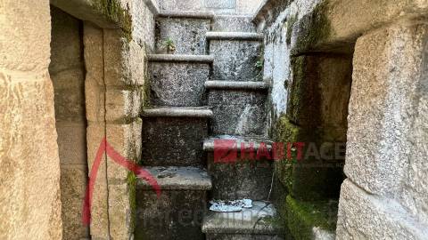 Moradia em Pedra para Restauro em Póvoa de Lanhoso, Braga