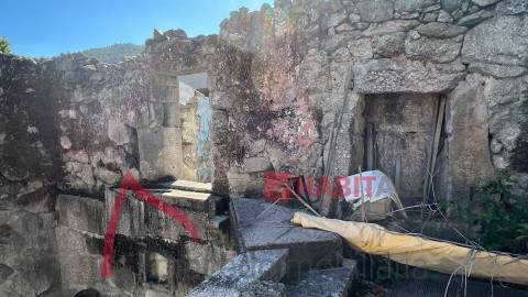 Moradia em Pedra para Restauro em Póvoa de Lanhoso, Braga