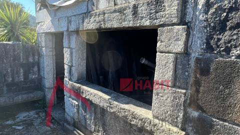 Moradia em Pedra para Restauro em Póvoa de Lanhoso, Braga