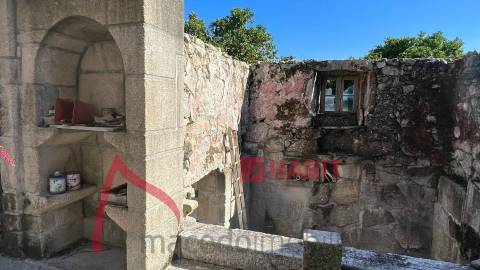 Moradia em Pedra para Restauro em Póvoa de Lanhoso, Braga