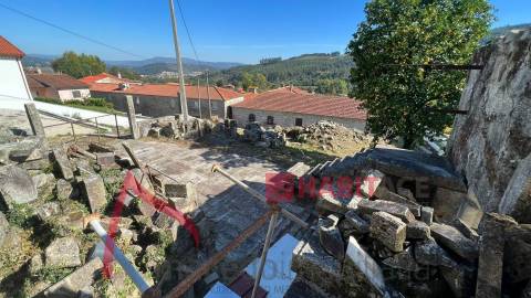 Moradia em Pedra para Restauro em Póvoa de Lanhoso, Braga