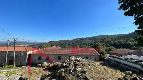 Moradia em Pedra para Restauro em Póvoa de Lanhoso, Braga