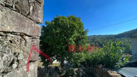 Moradia em Pedra para Restauro em Póvoa de Lanhoso, Braga