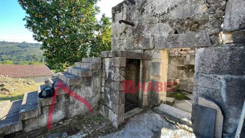 Moradia em Pedra para Restauro em Póvoa de Lanhoso, Braga