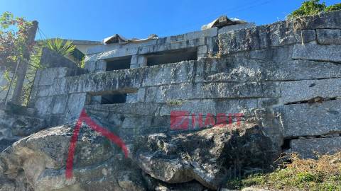 Moradia em Pedra para Restauro em Póvoa de Lanhoso, Braga