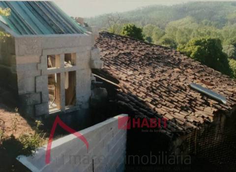 Moradia em Pedra para Restauro em Póvoa de Lanhoso, Braga