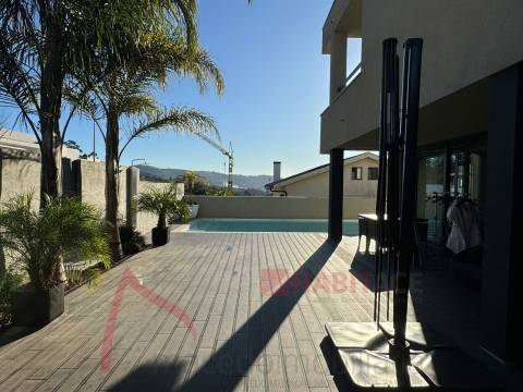 Moradia Isolada T4 com Piscina para venda em Braga