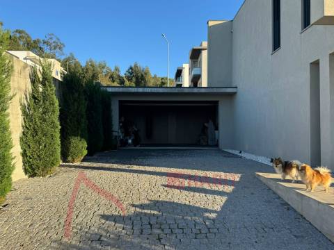 Moradia Isolada T4 com Piscina para venda em Braga
