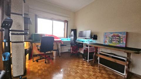 Apartamento T3 com 3 frentes, varandas e garagem fechada – Amares