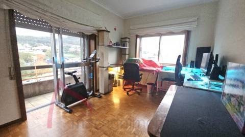 Apartamento T3 com 3 frentes, varandas e garagem fechada – Amares