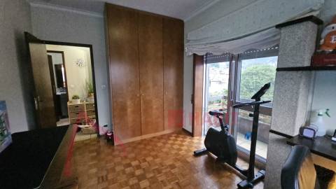 Apartamento T3 com 3 frentes, varandas e garagem fechada – Amares