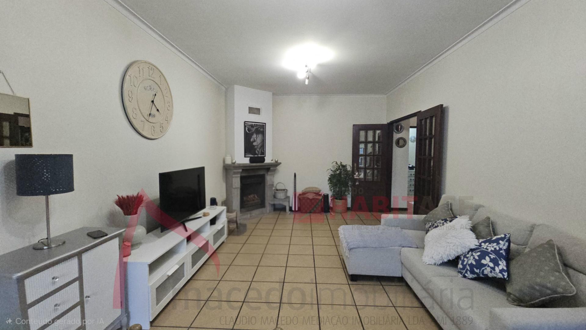 Apartamento T3 com 3 frentes, varandas e garagem fechada – Amares