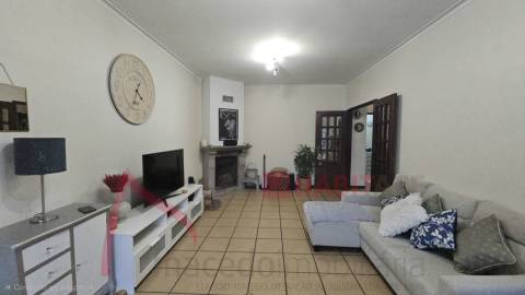 Apartamento T3 com 3 frentes, varandas e garagem fechada – Amares