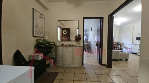 Apartamento T3 com 3 frentes, varandas e garagem fechada – Amares