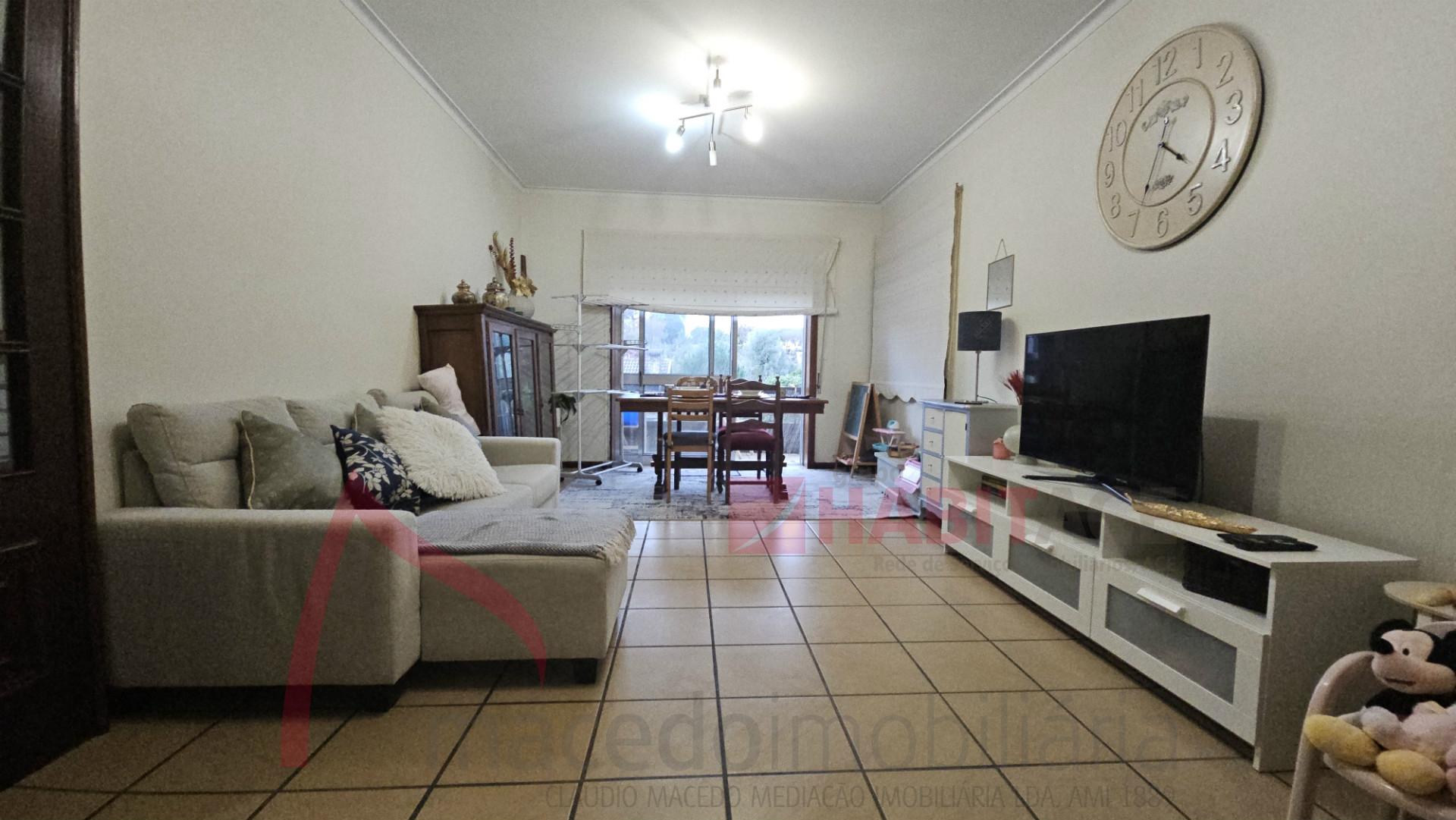 Apartamento T3 com 3 frentes, varandas e garagem fechada – Amares