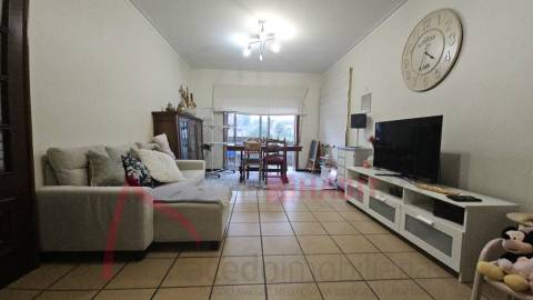 Apartamento T3 com 3 frentes, varandas e garagem fechada – Amares