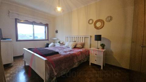 Apartamento T3 com 3 frentes, varandas e garagem fechada – Amares