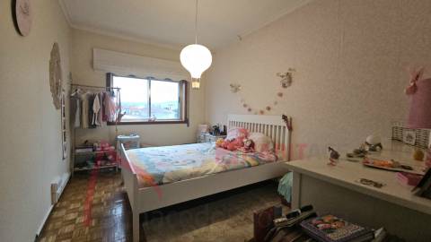 Apartamento T3 com 3 frentes, varandas e garagem fechada – Amares