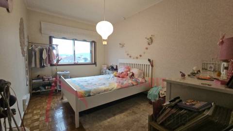 Apartamento T3 com 3 frentes, varandas e garagem fechada – Amares