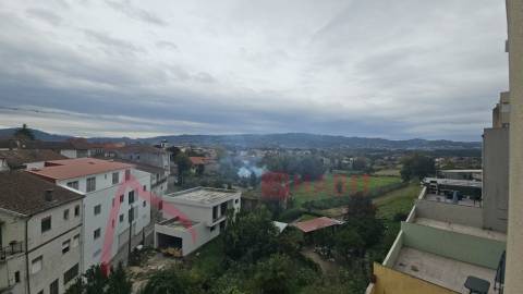 Apartamento T3 com 3 frentes, varandas e garagem fechada – Amares