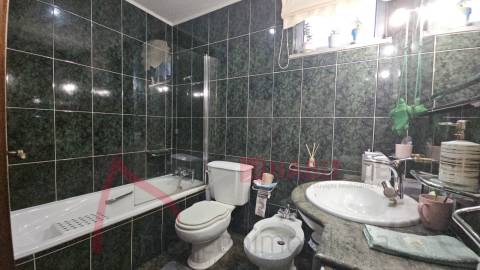 Apartamento T3 com 3 frentes, varandas e garagem fechada – Amares