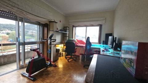 Apartamento T3 com 3 frentes, varandas e garagem fechada – Amares