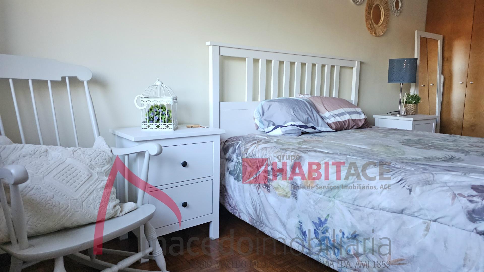 Apartamento T3 com 3 frentes, varandas e garagem fechada – Amares