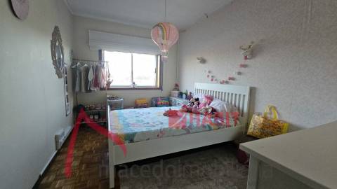 Apartamento T3 com 3 frentes, varandas e garagem fechada – Amares