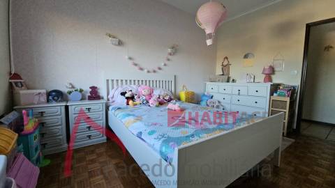 Apartamento T3 com 3 frentes, varandas e garagem fechada – Amares