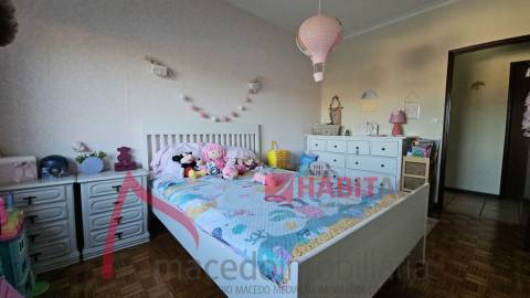 Apartamento T3 com 3 frentes, varandas e garagem fechada – Amares