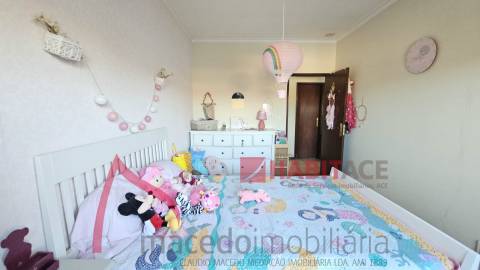 Apartamento T3 com 3 frentes, varandas e garagem fechada – Amares