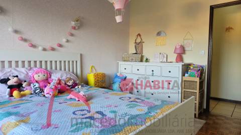 Apartamento T3 com 3 frentes, varandas e garagem fechada – Amares