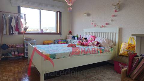 Apartamento T3 com 3 frentes, varandas e garagem fechada – Amares