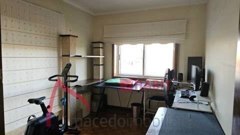 Apartamento T3 com 3 frentes, varandas e garagem fechada – Amares