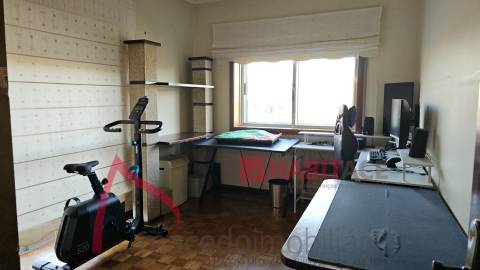Apartamento T3 com 3 frentes, varandas e garagem fechada – Amares