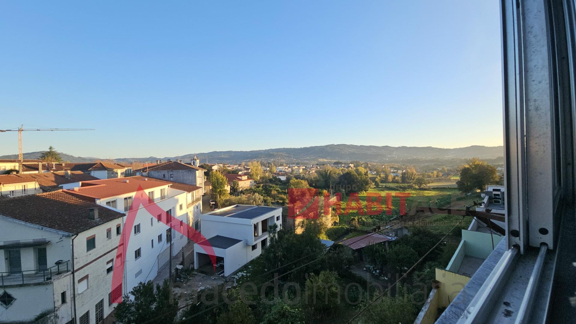 Apartamento T3 com 3 frentes, varandas e garagem fechada – Amares