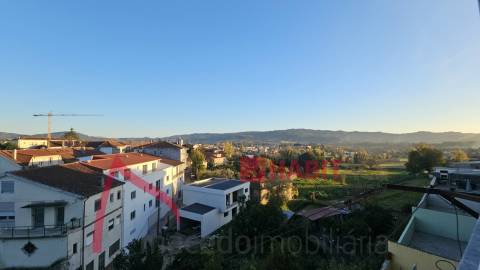 Apartamento T3 com 3 frentes, varandas e garagem fechada – Amares