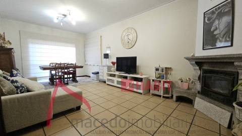 Apartamento T3 com 3 frentes, varandas e garagem fechada – Amares