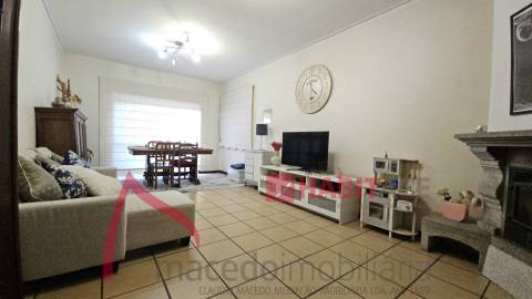 Apartamento T3 com 3 frentes, varandas e garagem fechada – Amares