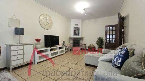 Apartamento T3 com 3 frentes, varandas e garagem fechada – Amares