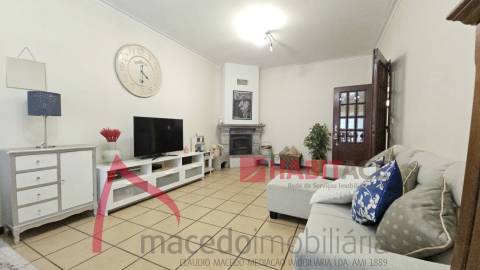 Apartamento T3 com 3 frentes, varandas e garagem fechada – Amares