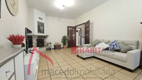 Apartamento T3 com 3 frentes, varandas e garagem fechada – Amares