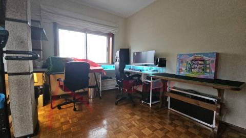 Apartamento T3 com 3 frentes, varandas e garagem fechada – Amares